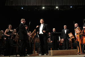 指揮者の永峰大輔が、ウクライナのチェルニーヒウフィルハーモニー交響楽団の定期演奏会でスタンディングオベーションの大成功。